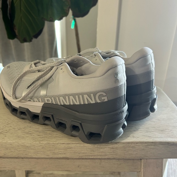 ON CLOUD RUNNING SHOES - Picture 3 of 6